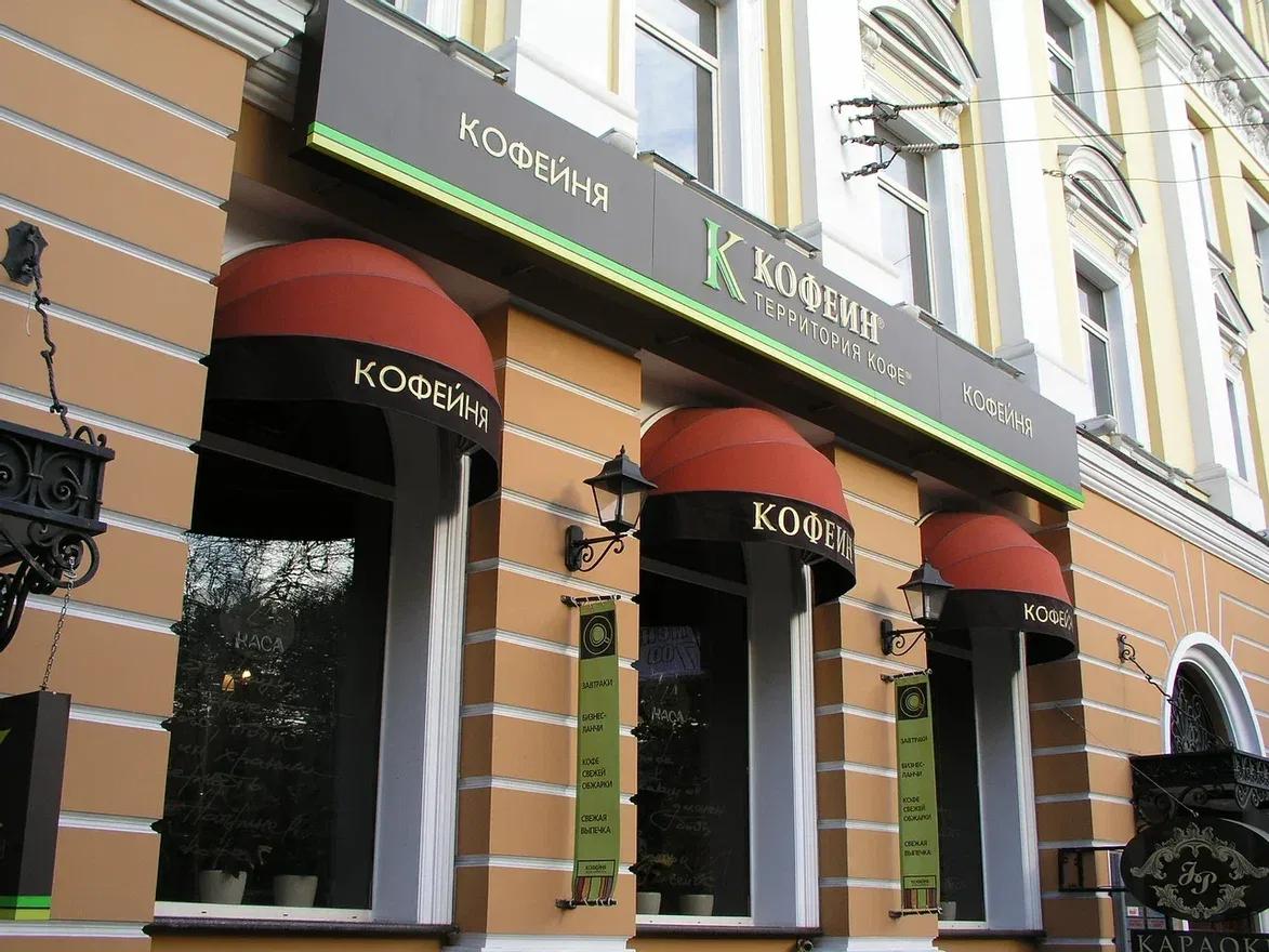 Купольные корзинные маркизы на фасаде кофейни