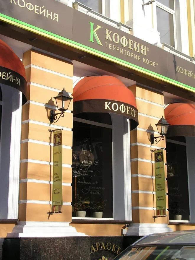 Корзинные маркизы над витринами кофейни