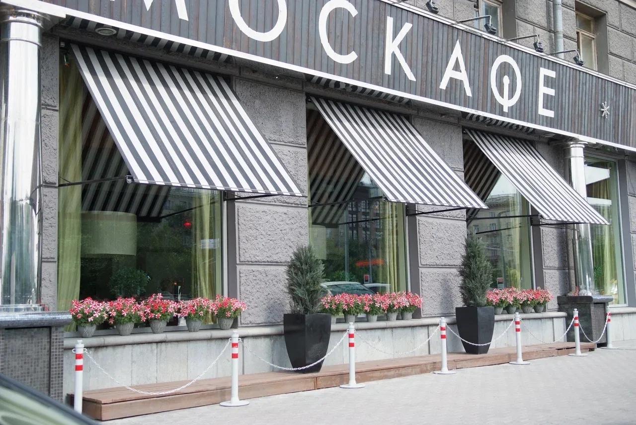 Полосатые маркизы над витринами кафе