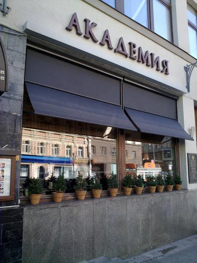 Вертикальные маркизы над витринами кафе