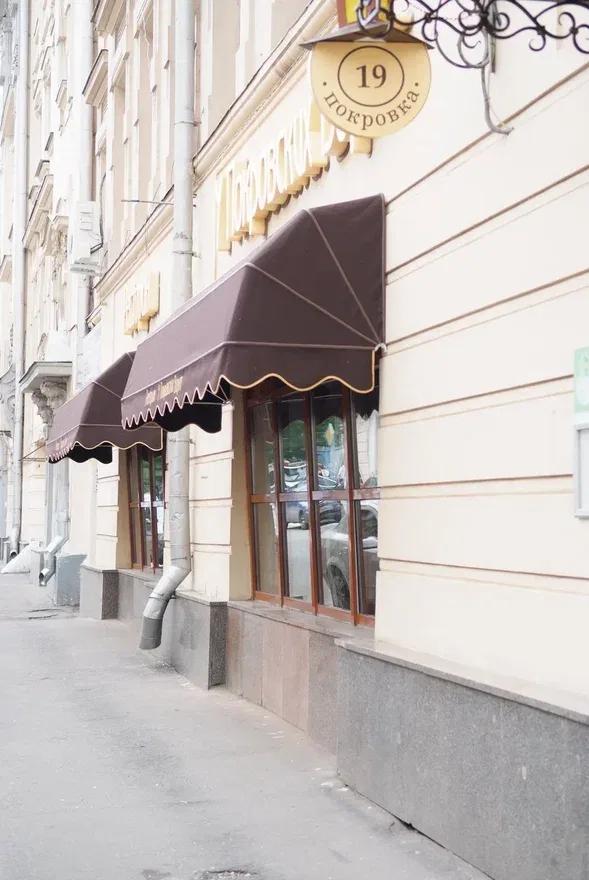Корзинные маркизы над витринами на фасаде здания