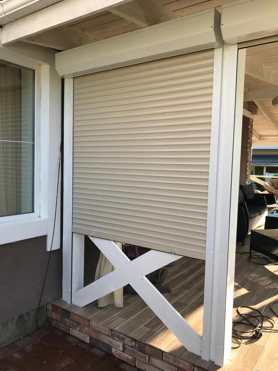Приподнятое полотно рольставни над проходом веранды загородного дома — работа «Кардинал-Альянс», Московская область