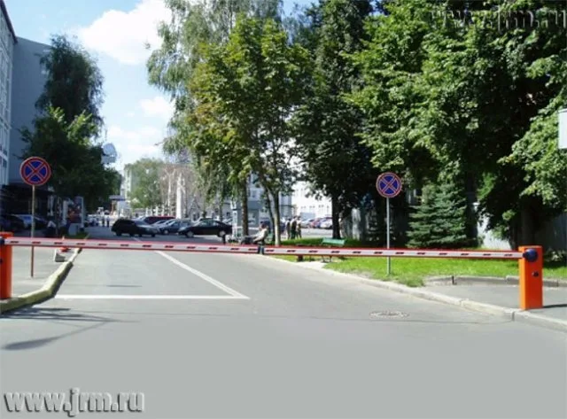 Автоматический шлагбаум на въезде во двор — работа «Кардинал-Альянс», Москва